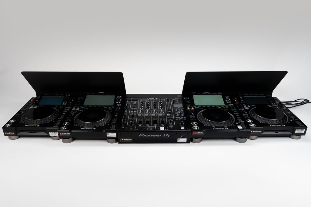 Double sunshield in a clean CDJ and DJM booth setup