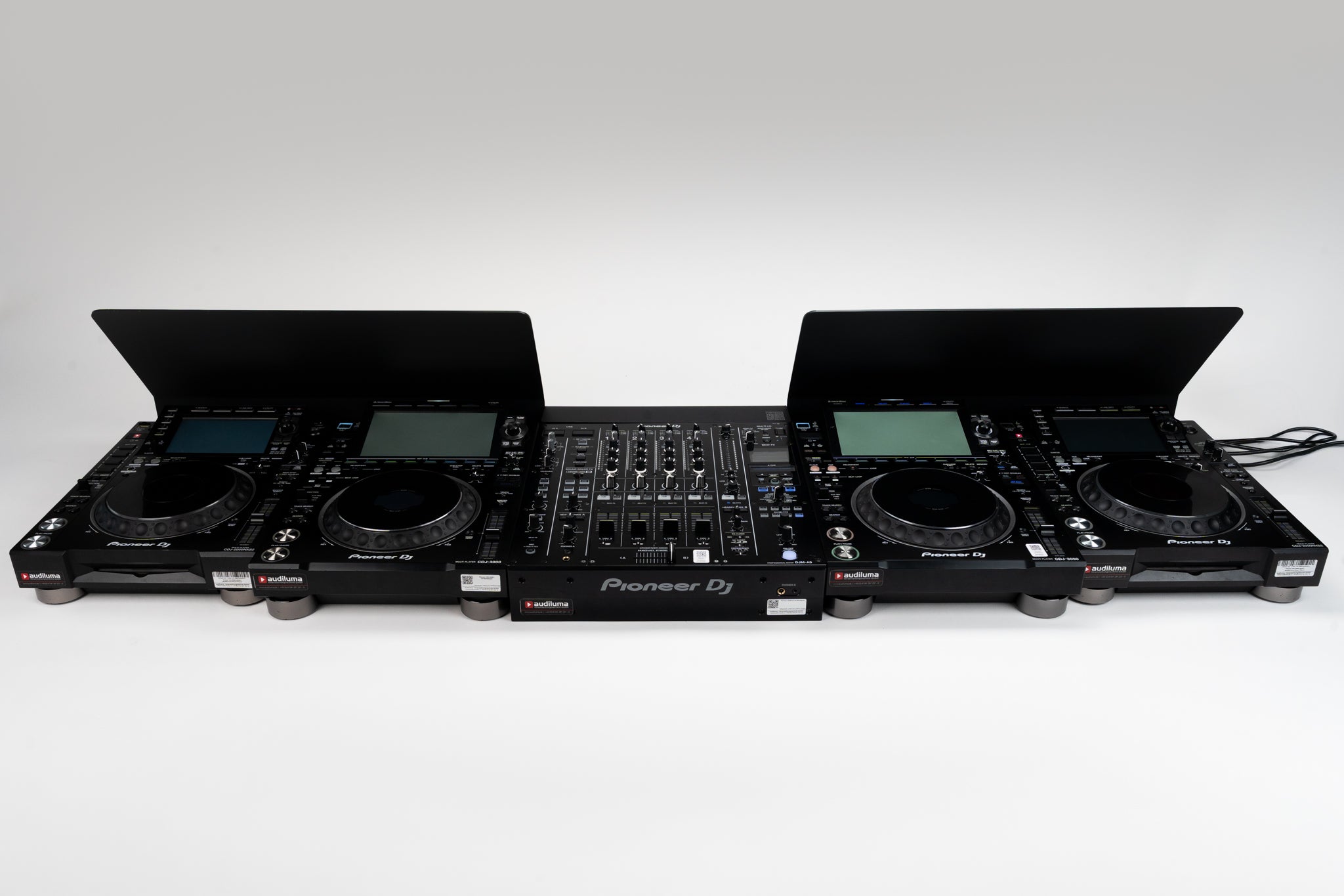 Double sunshield in a clean CDJ and DJM booth setup