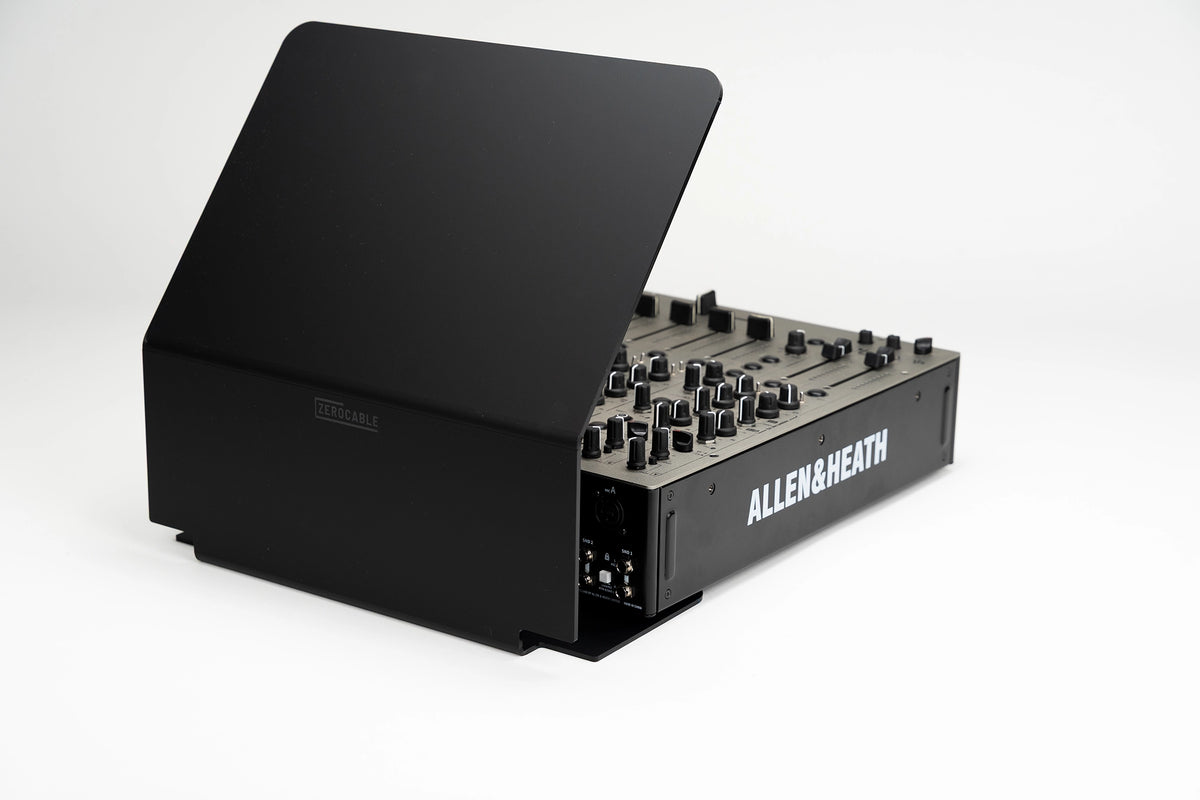 Zero Cable Sun Cover L auf einem Allen & Heath Xone:92 Mixer