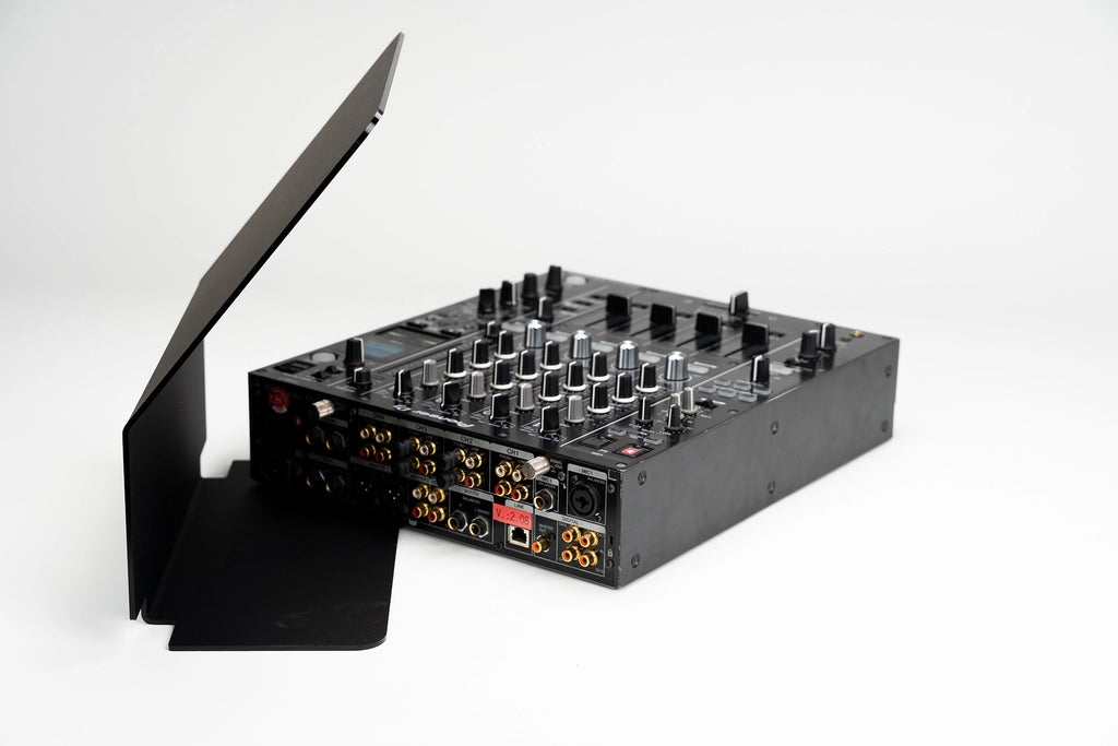 Zero Cable Sun Cover L auf einem Pioneer DJ DJM-900NXS2 Mixer