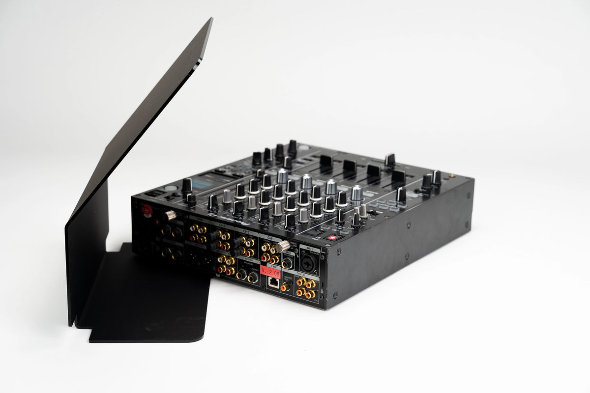Zero Cable Sun Cover L auf einem Pioneer DJ DJM-900NXS2 Mixer
