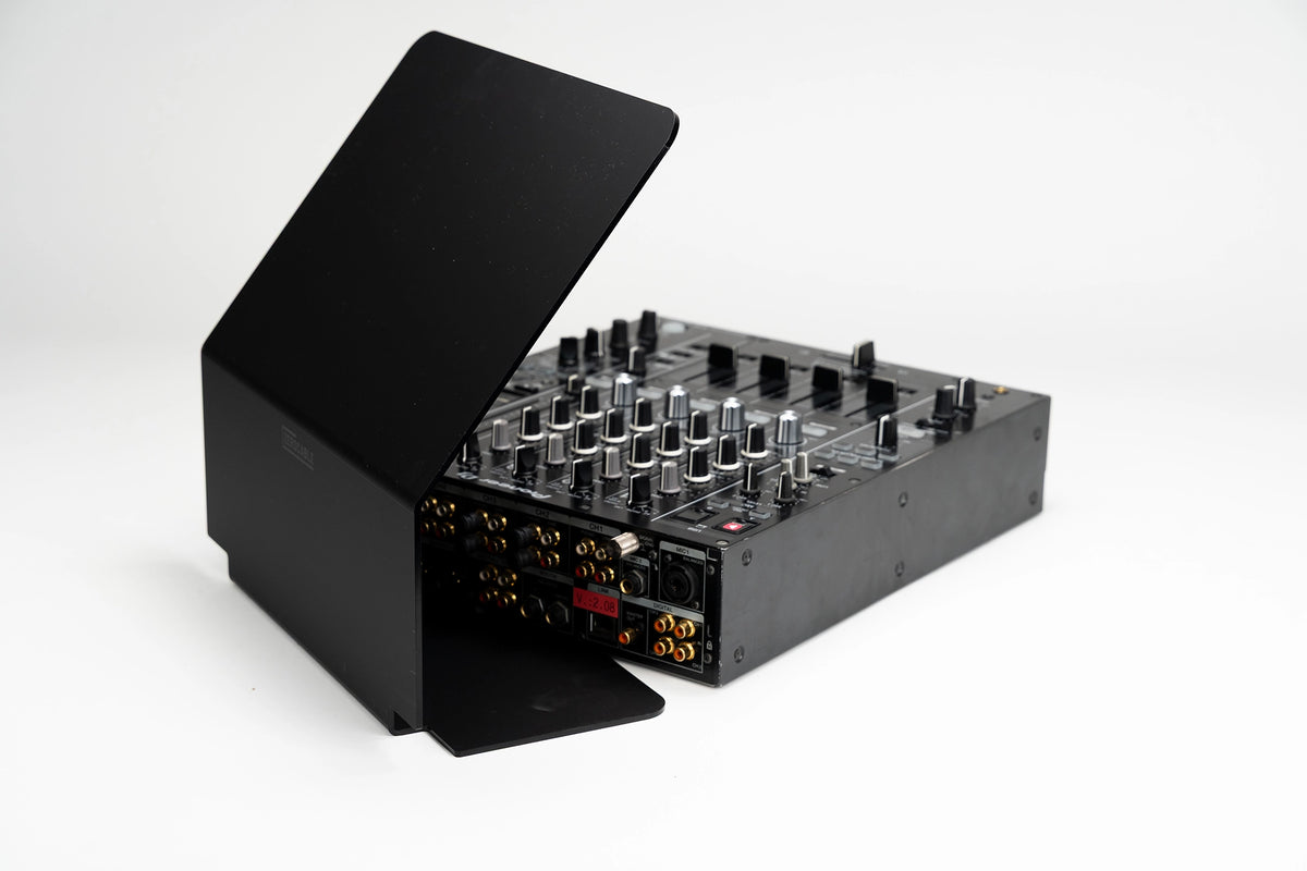 Zero Cable Sun Cover L auf einem Pioneer DJ DJM-900NXS2 Mixer