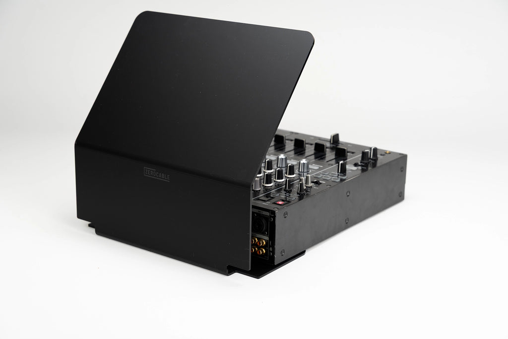 Zero Cable Sun Cover L auf einem Pioneer DJ DJM-900NXS2 Mixer