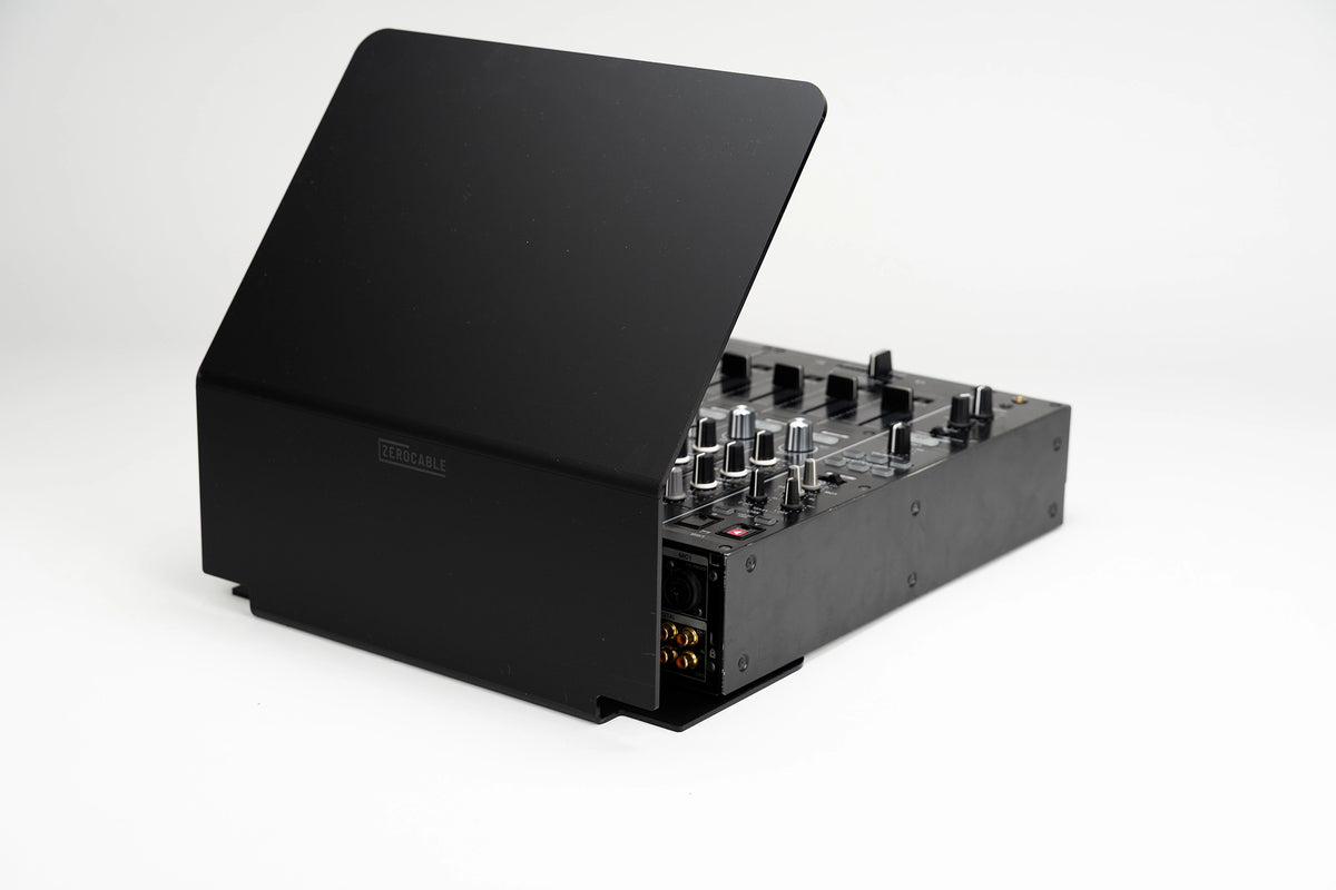 Zero Cable Sun Cover L auf einem Pioneer DJ DJM-900NXS2 Mixer