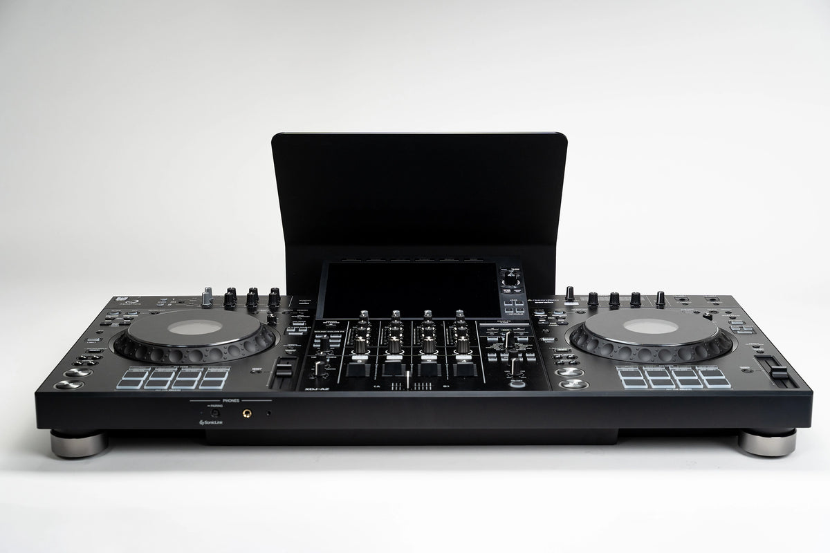 Zero Cable Sun Cover XL beschattet das mittlere Display eines AlphaTheta XDJ-AZ All-in-One-Systems
