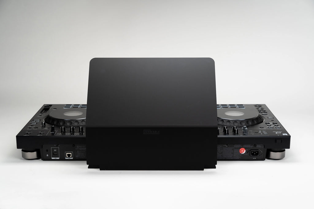 Zero Cable Sun Cover XL auf einem AlphaTheta XDJ-AZ von hinten, alle Anschlüsse bleiben erreichbar