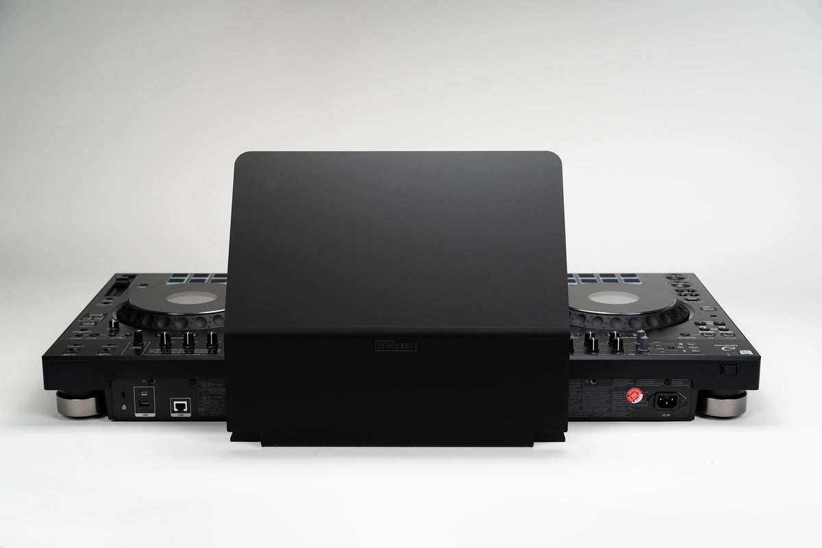Zero Cable Sun Cover XL auf einem AlphaTheta XDJ-AZ von hinten, alle Anschlüsse bleiben erreichbar