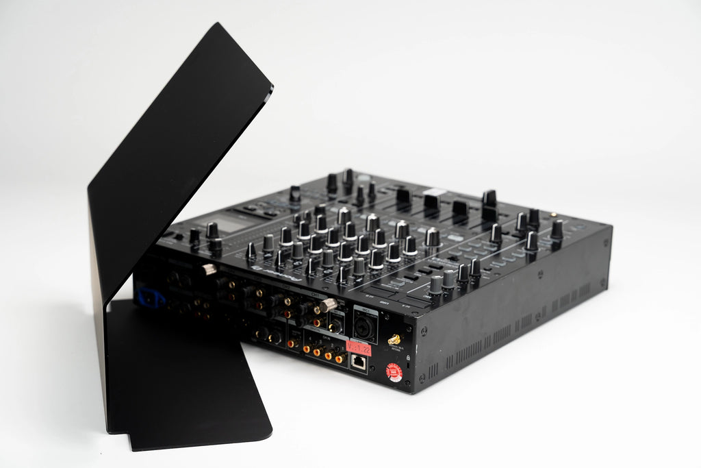 Zero Cable Sun Cover XL flach zusammengelegt neben einem Pioneer DJ DJM-A9 Mixer