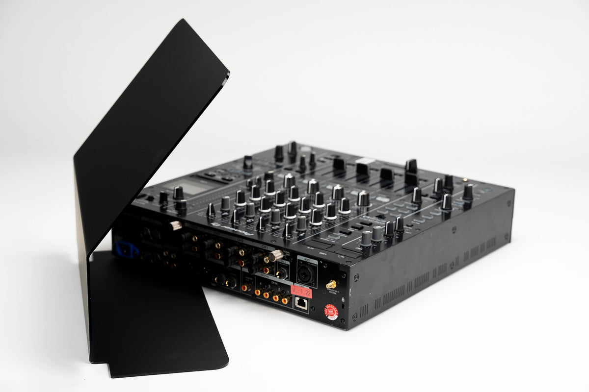 Zero Cable Sun Cover XL flach zusammengelegt neben einem Pioneer DJ DJM-A9 Mixer