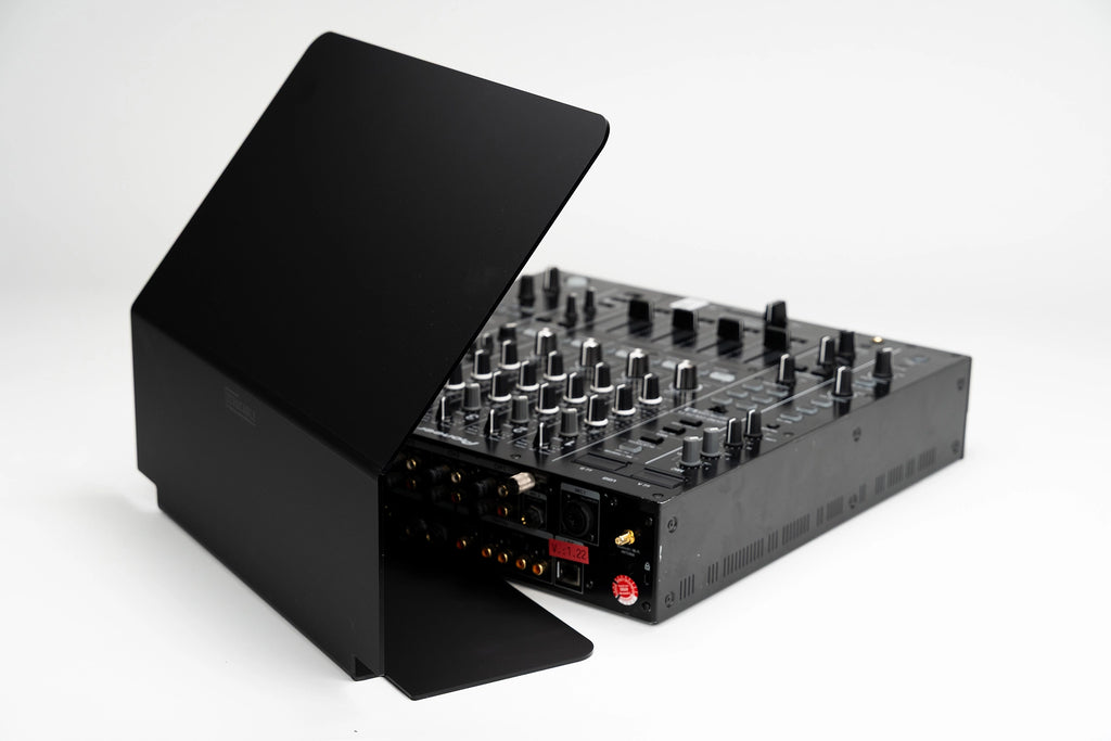 Zero Cable Sun Cover XL auf einem Pioneer DJ DJM-A9, die Anschlüsse auf der Rückseite bleiben frei