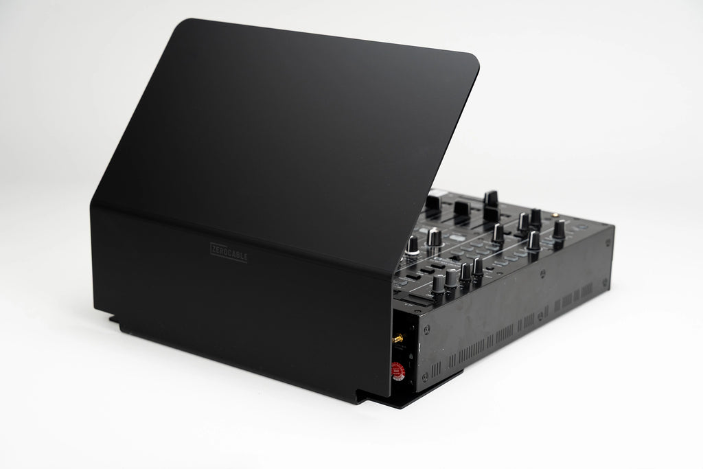 Zero Cable Sun Cover XL auf einem Pioneer DJ DJM-A9 Mixer, beschattet Kanalfader und Regler