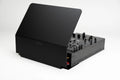 Zero Cable Sun Cover XL auf einem Pioneer DJ DJM-A9 Mixer, beschattet Kanalfader und Regler