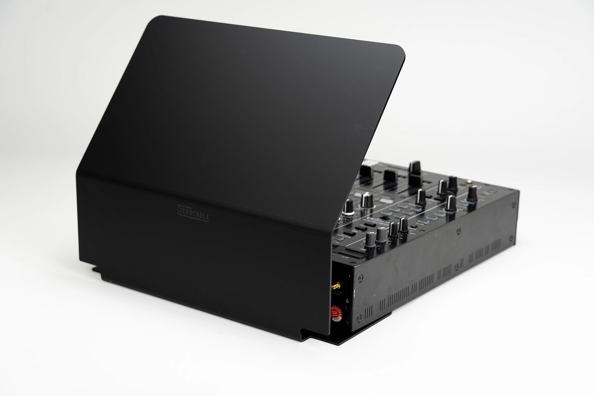 Zero Cable Sun Cover XL auf einem Pioneer DJ DJM-A9 Mixer, beschattet Kanalfader und Regler