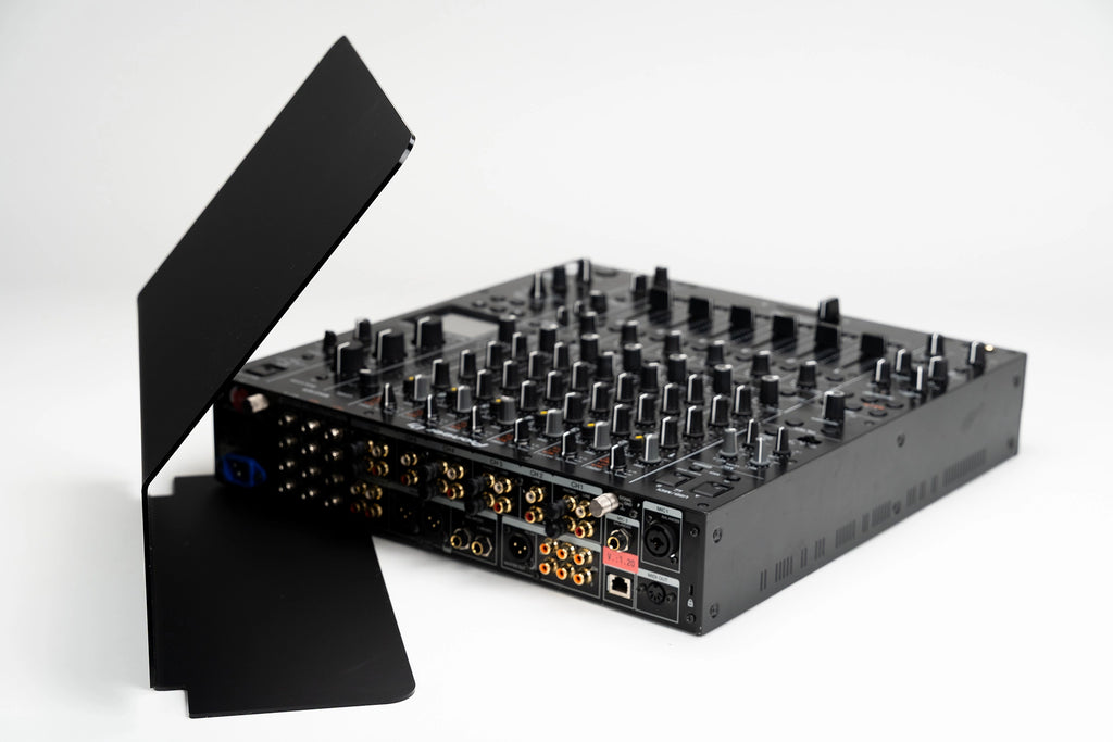 Zero Cable Sun Cover XL flach zusammengelegt neben einem Pioneer DJ DJM-V10 Mixer