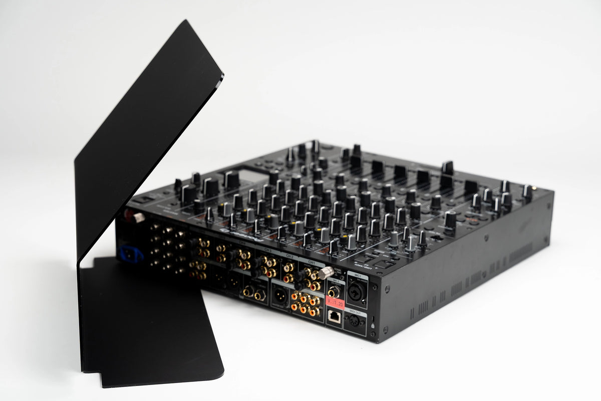 Zero Cable Sun Cover XL flach zusammengelegt neben einem Pioneer DJ DJM-V10 Mixer