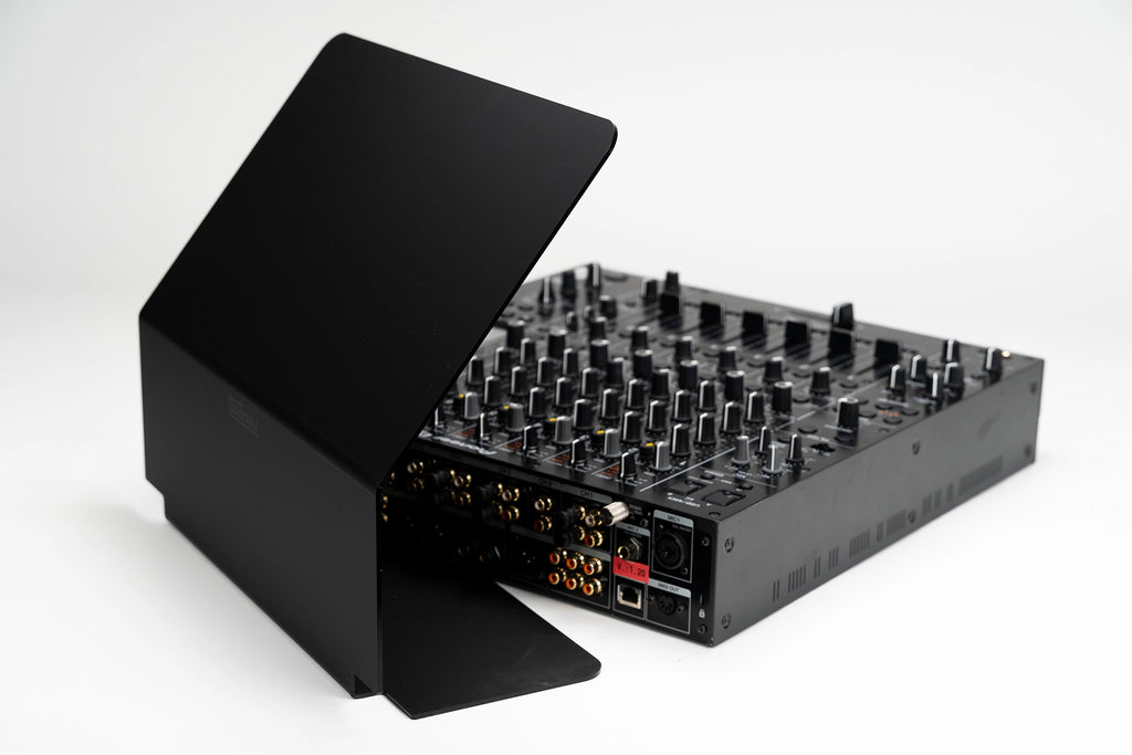 Zero Cable Sun Cover XL auf einem Pioneer DJ DJM-A9, die Anschlüsse auf der Rückseite bleiben frei