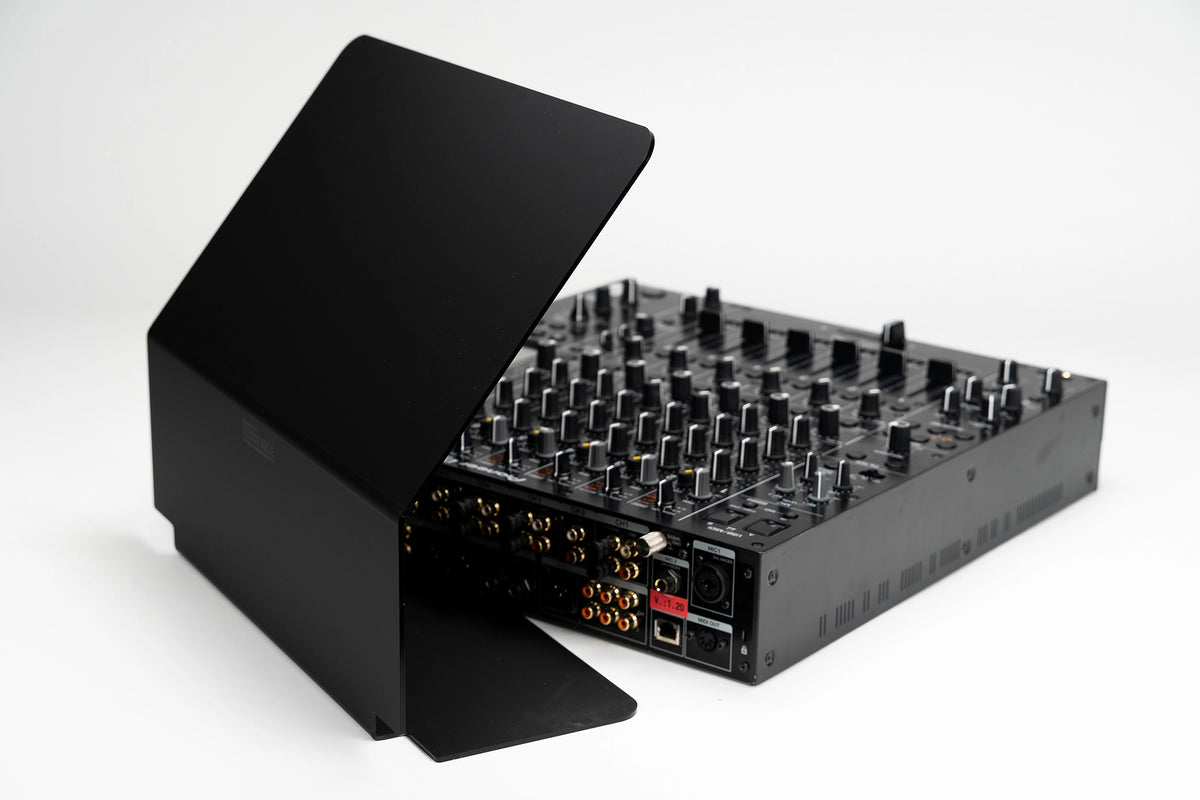 Zero Cable Sun Cover XL auf einem Pioneer DJ DJM-A9, die Anschlüsse auf der Rückseite bleiben frei