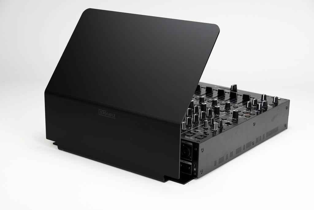 Zero Cable Sun Cover XL auf einem Pioneer DJ DJM-V10 Sechskanal-Mixer, beschattet das gesamte Bedienfeld