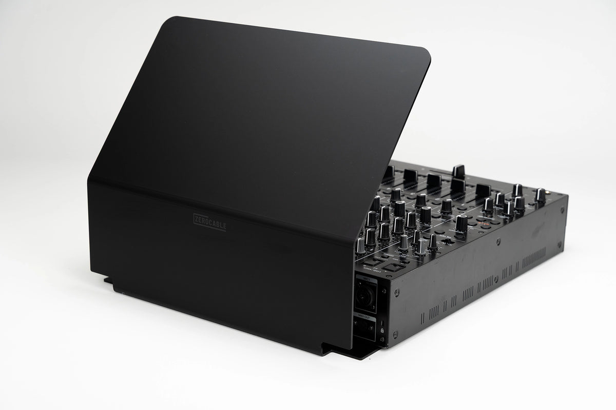 Zero Cable Sun Cover XL auf einem Pioneer DJ DJM-V10 Sechskanal-Mixer, beschattet das gesamte Bedienfeld
