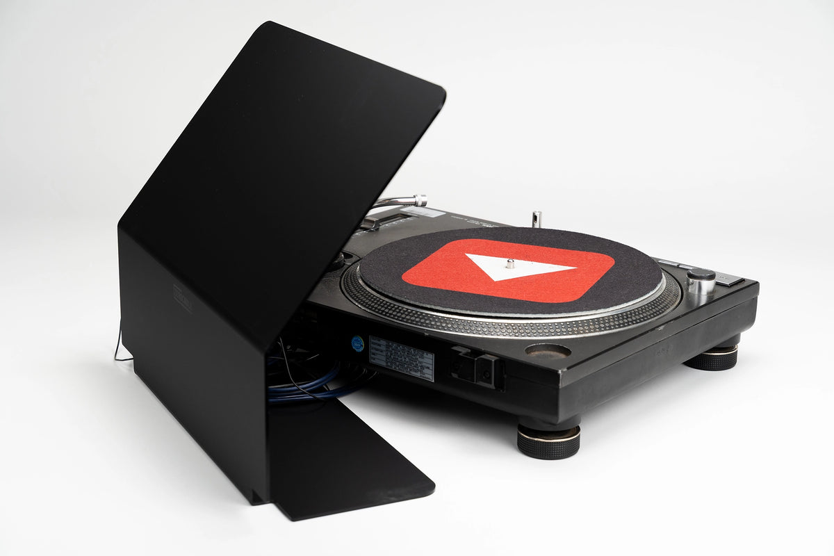 Zero Cable Sun Cover XL neben einem Technics SL-1210MK2, die Kabel laufen durch den Kabelkanal