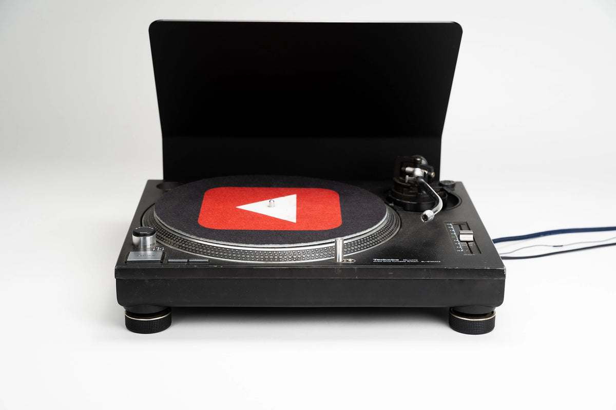 Zero Cable Sun Cover XL hinter einem Technics SL-1210MK2 Plattenspieler, Frontansicht